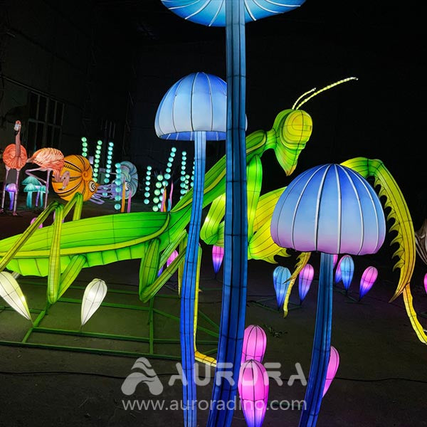 Lifelike Mantis  Insect Lantern